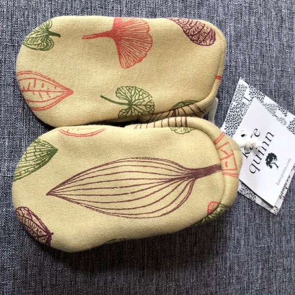 KATE QUINN shoes/ booties - Infant Size 3-6 MO - Olive Green plant motif - NWT - Picture 2 of 4